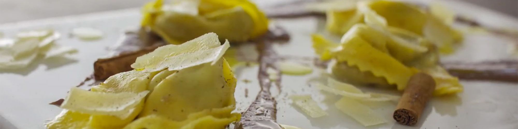 ricetta Tortelli al salmì di cervo, salsa al finocchio, cacao e pecorino stagionato di Norcia con pasta fresca