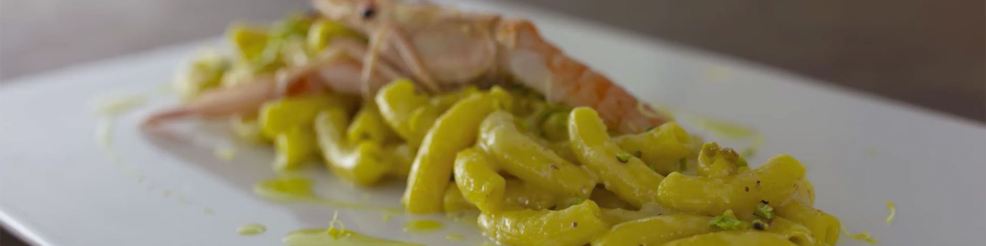 ricetta Maccheroncino risottato mantecato con crema di pistacchio di Bronte, zest di limone e scampo crudo con pasta fresca