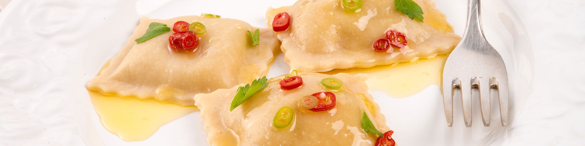 ricetta Ravioloni Ricotta e Spinaci al peperoncino e alloro con pasta fresca